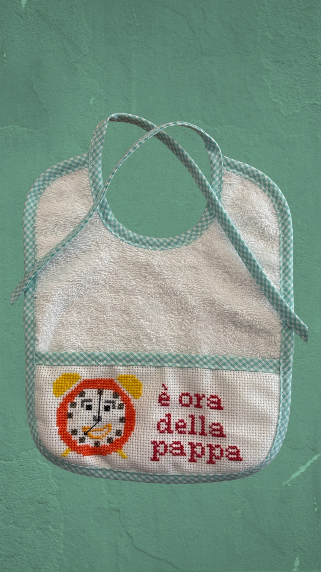 Bavaglino Ricamato a Mano – ‘È ora della pappa’ per i Piccoli Golosi!