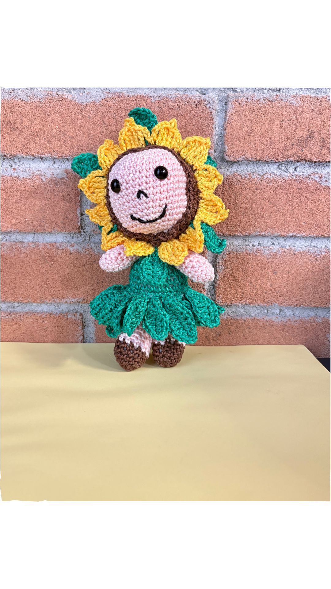Sunny – bambolina girasole fatta a mano all’uncinetto - immagine 3