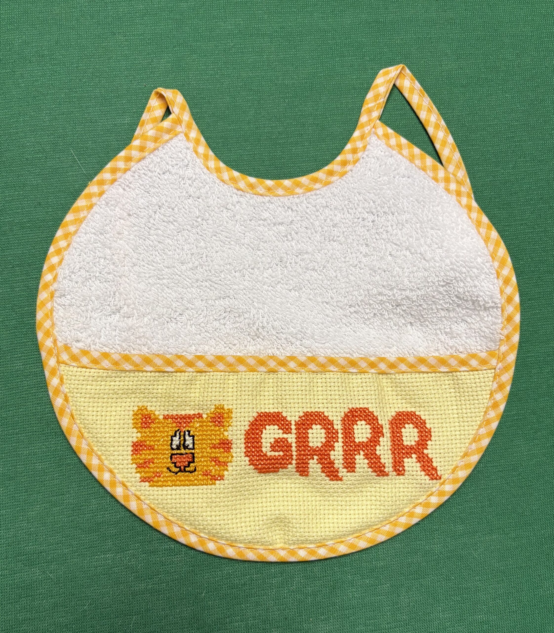 Bavaglino neonato ricamato a mano – “GRRR” con gattino arancione
