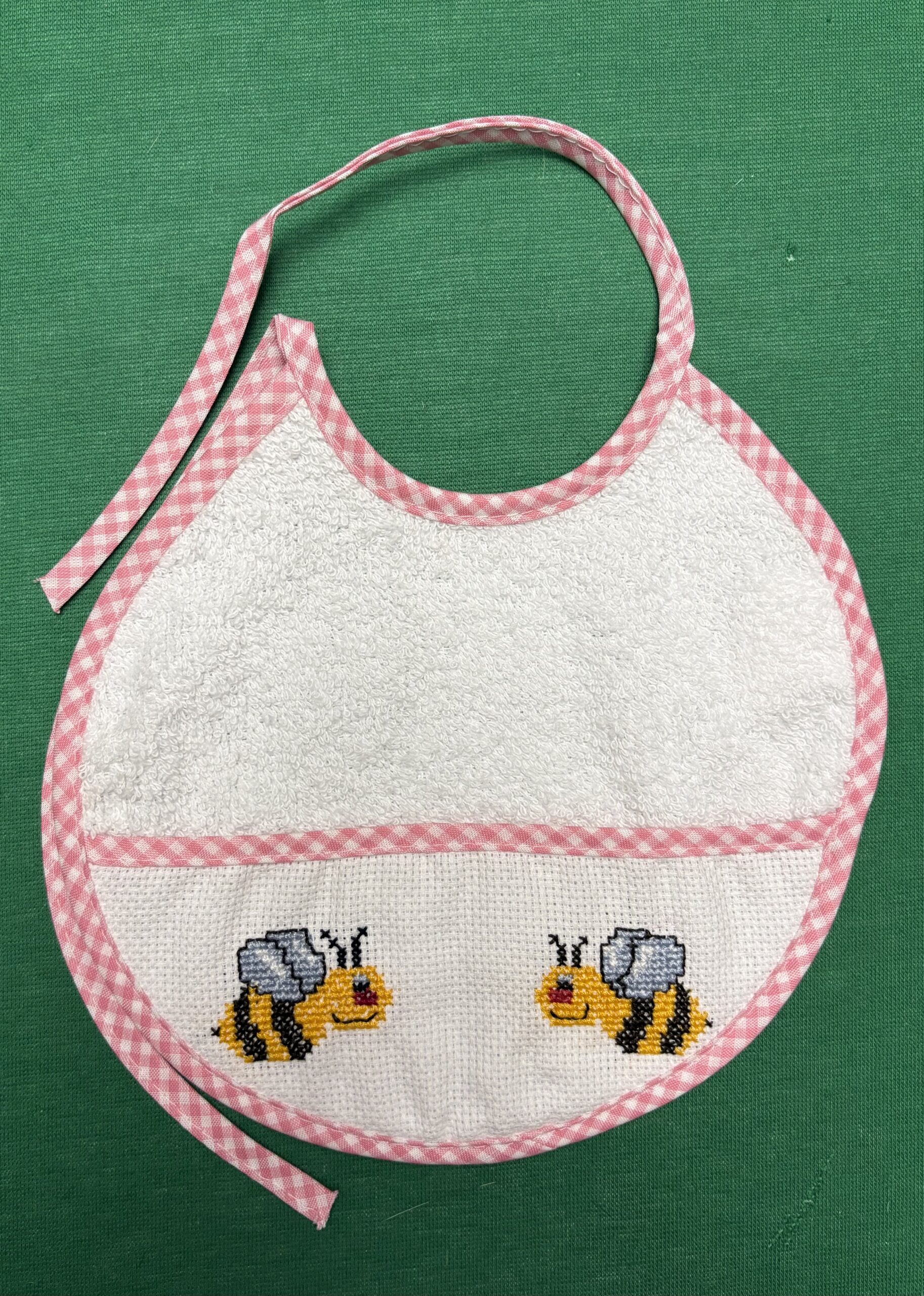 Bavaglino neonato con apine ricamate a mano – Dolcezza e simpatia!