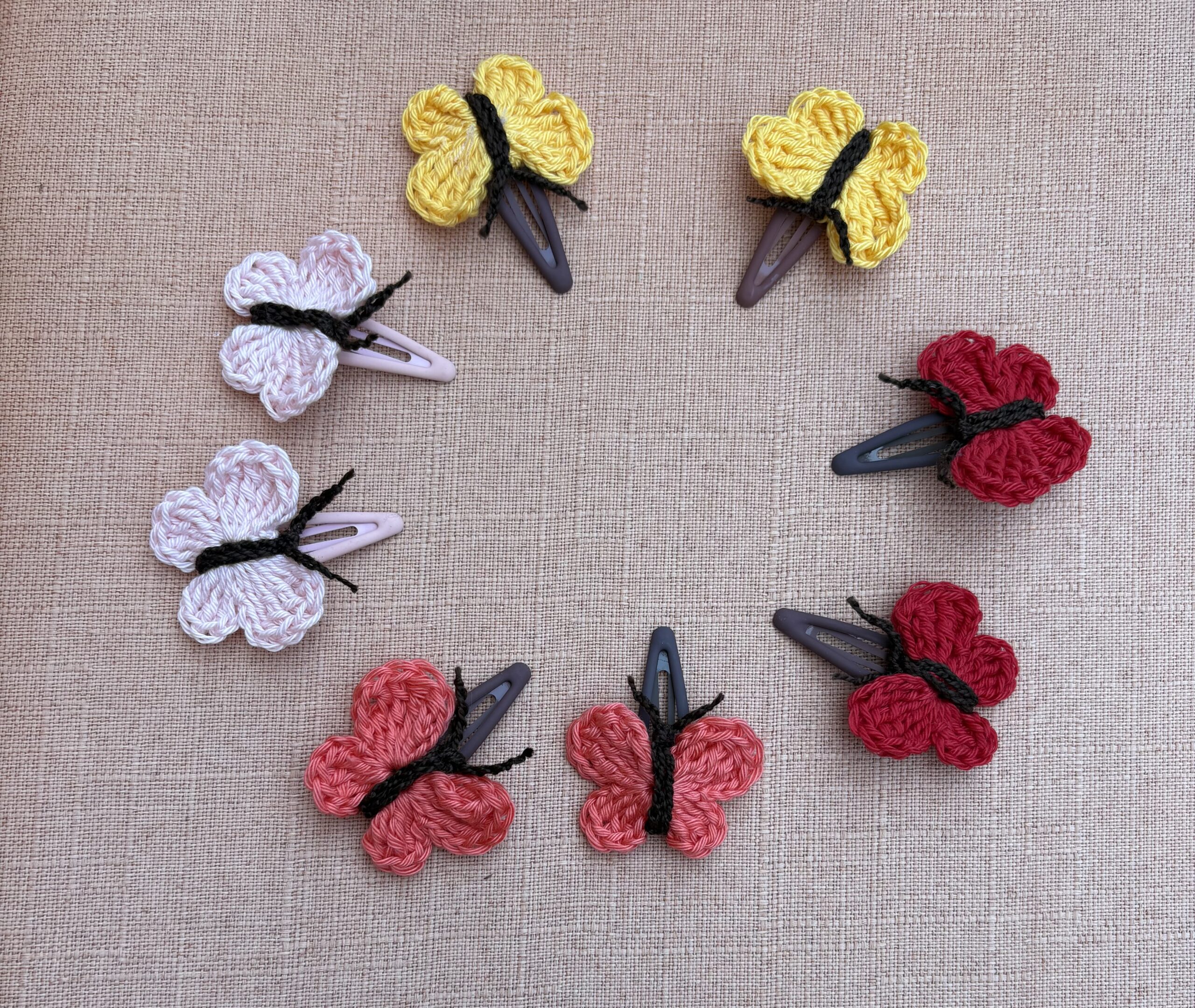 FERMAGLI CON APPLICAZIONI ALL’UNCINETTO Tema farfalle e cuoricini