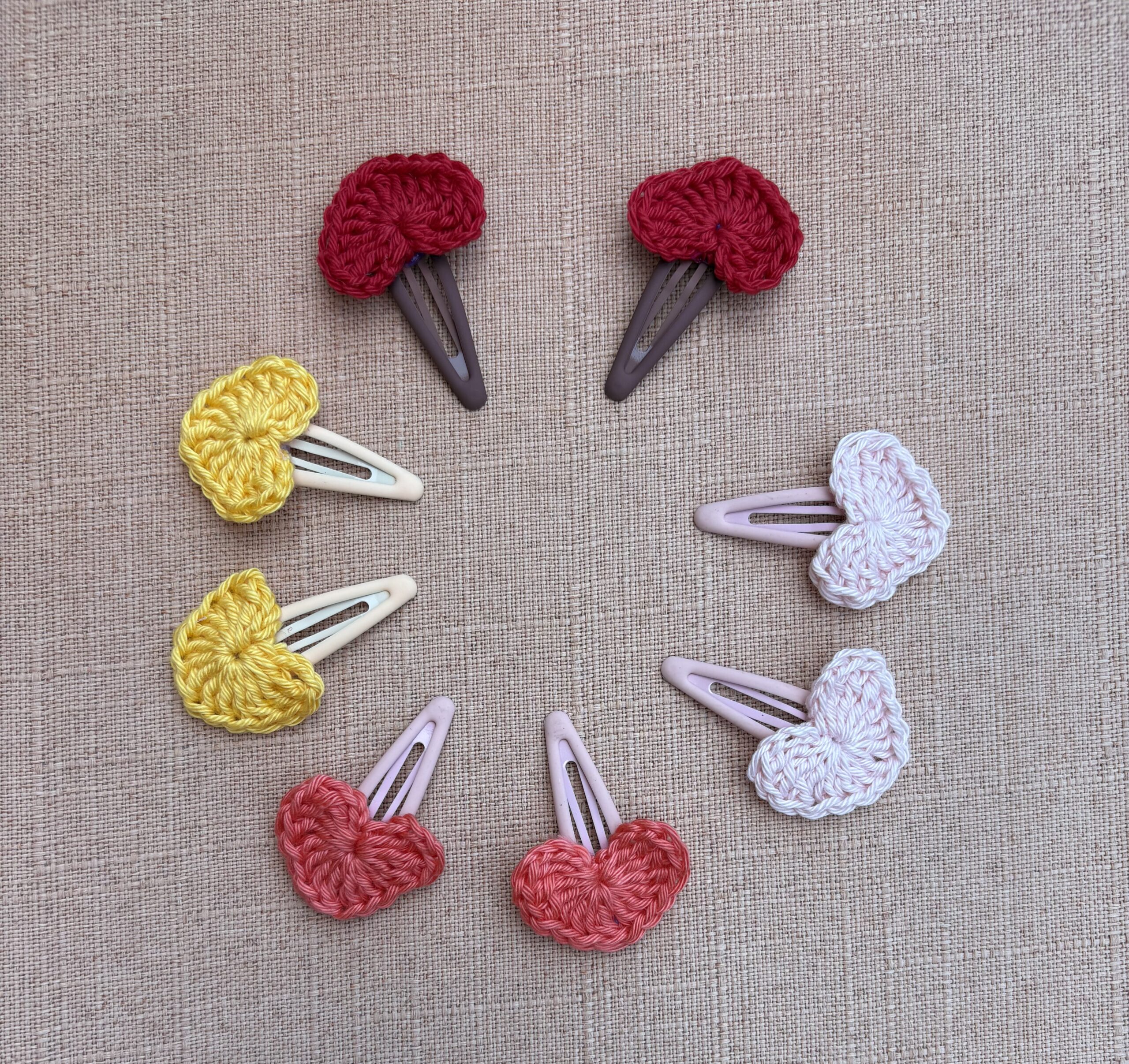 FERMAGLI CON APPLICAZIONI ALL’UNCINETTO Tema farfalle e cuoricini - immagine 3