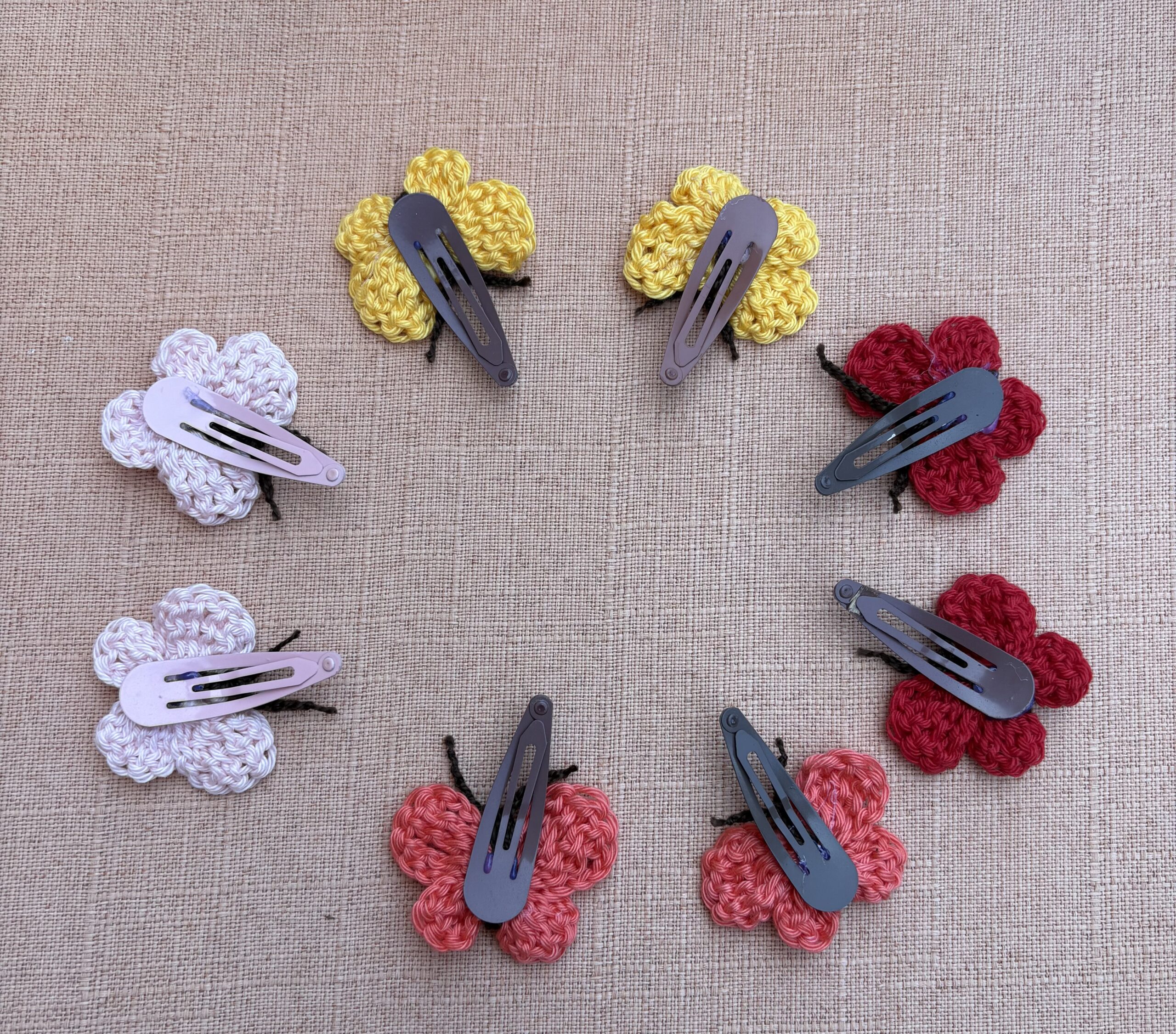 FERMAGLI CON APPLICAZIONI ALL’UNCINETTO Tema farfalle e cuoricini - immagine 4