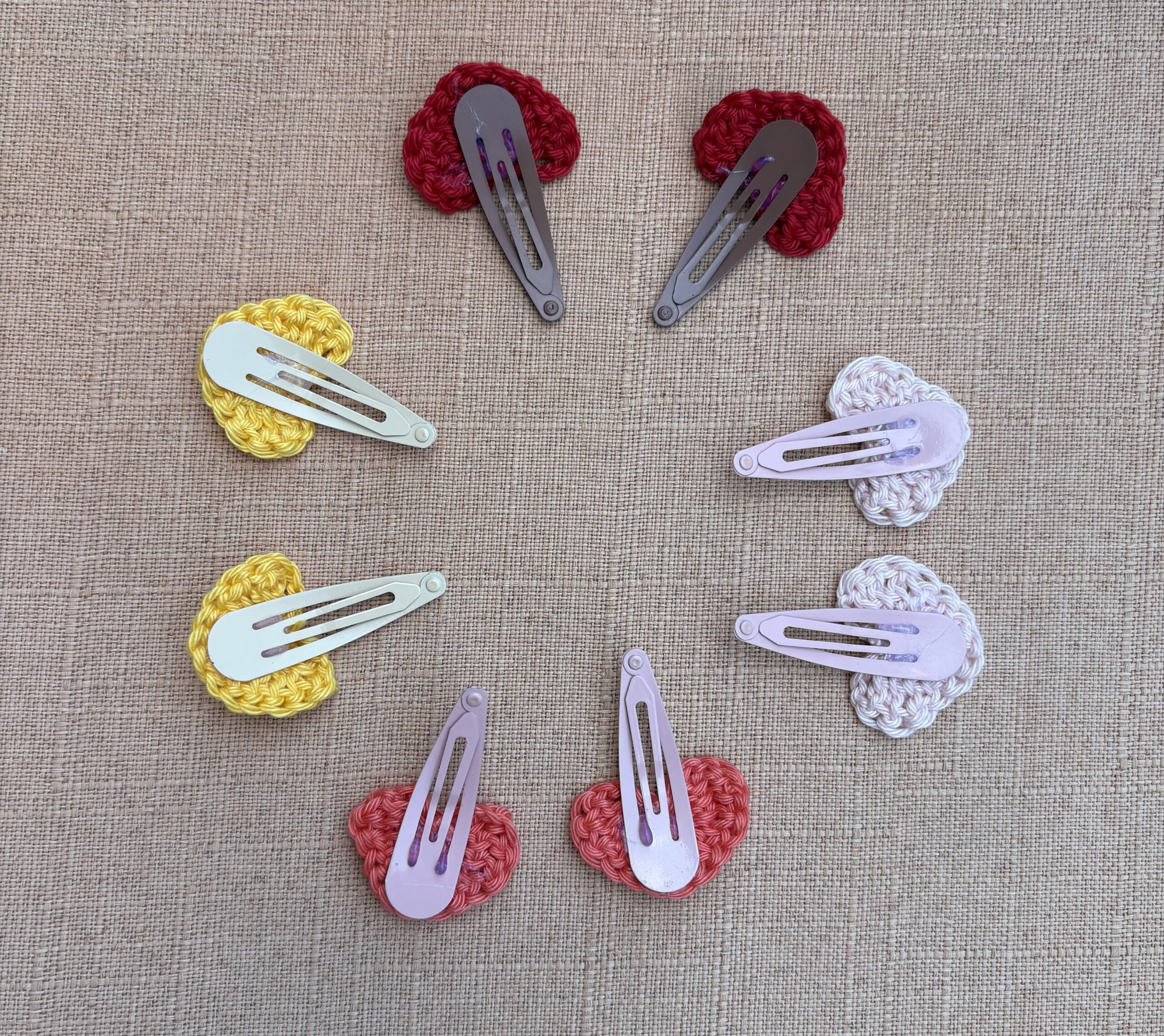 FERMAGLI CON APPLICAZIONI ALL’UNCINETTO Tema farfalle e cuoricini - immagine 5