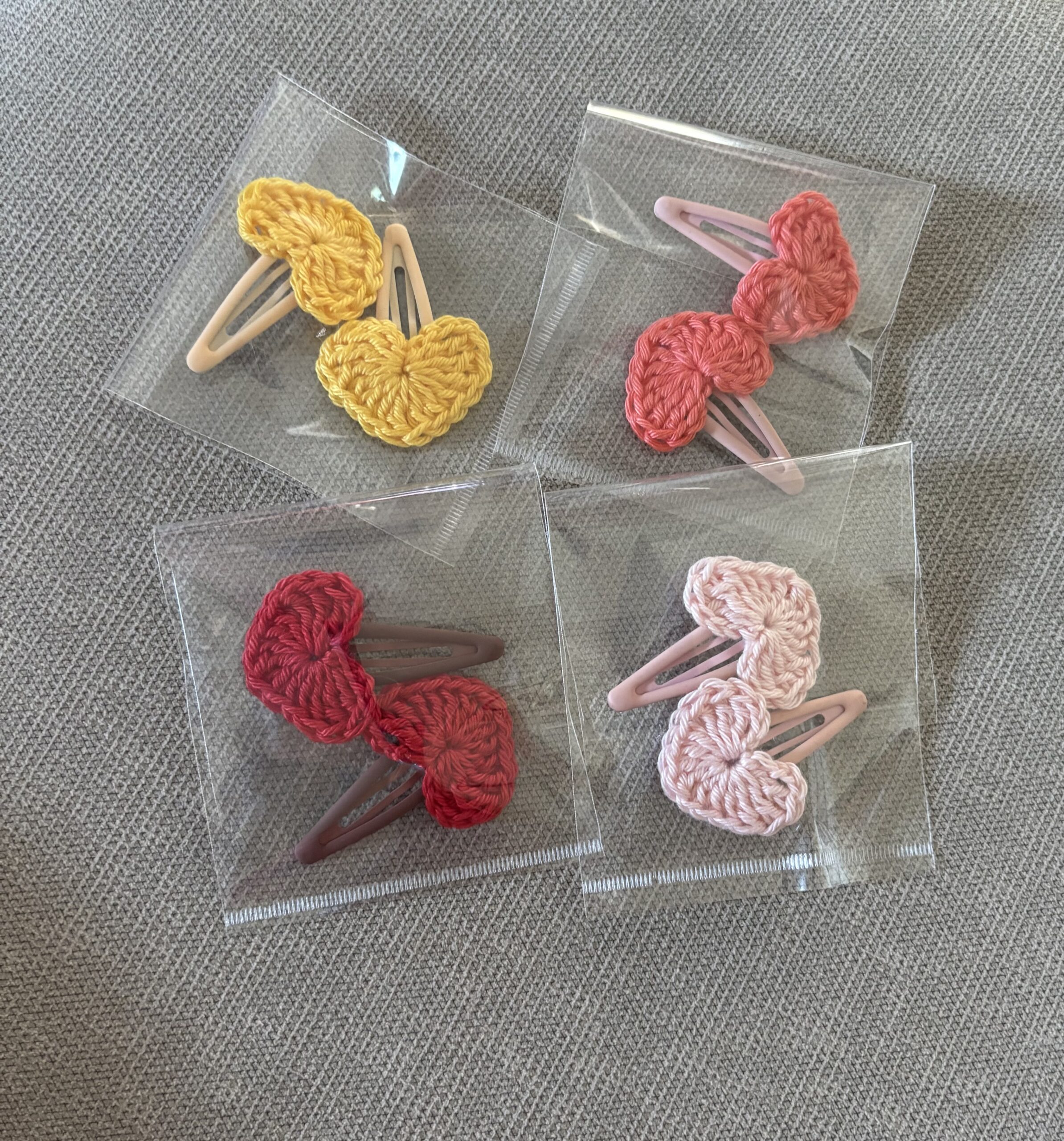 FERMAGLI CON APPLICAZIONI ALL’UNCINETTO Tema farfalle e cuoricini - immagine 6