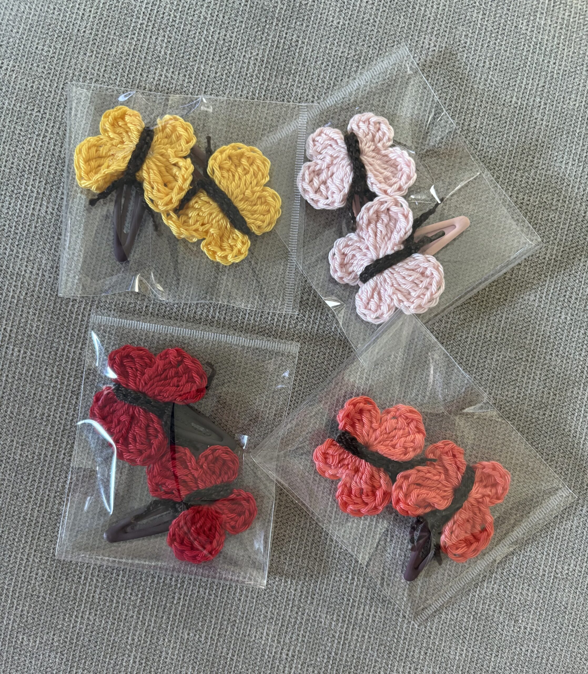 FERMAGLI CON APPLICAZIONI ALL’UNCINETTO Tema farfalle e cuoricini - immagine 7