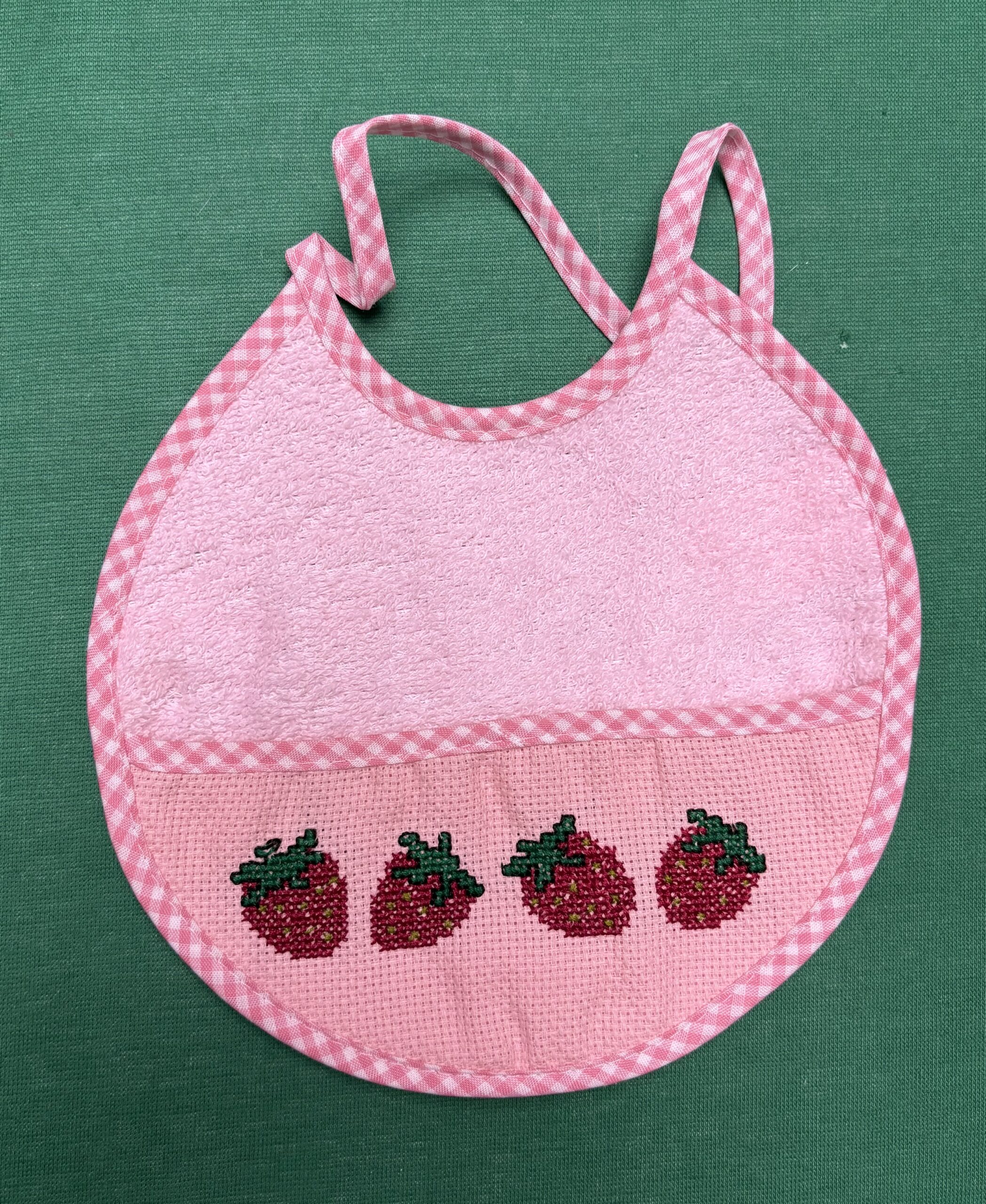 Bavaglino rosa ricamato a mano con fragole – Dolcezza fatta a punto croce