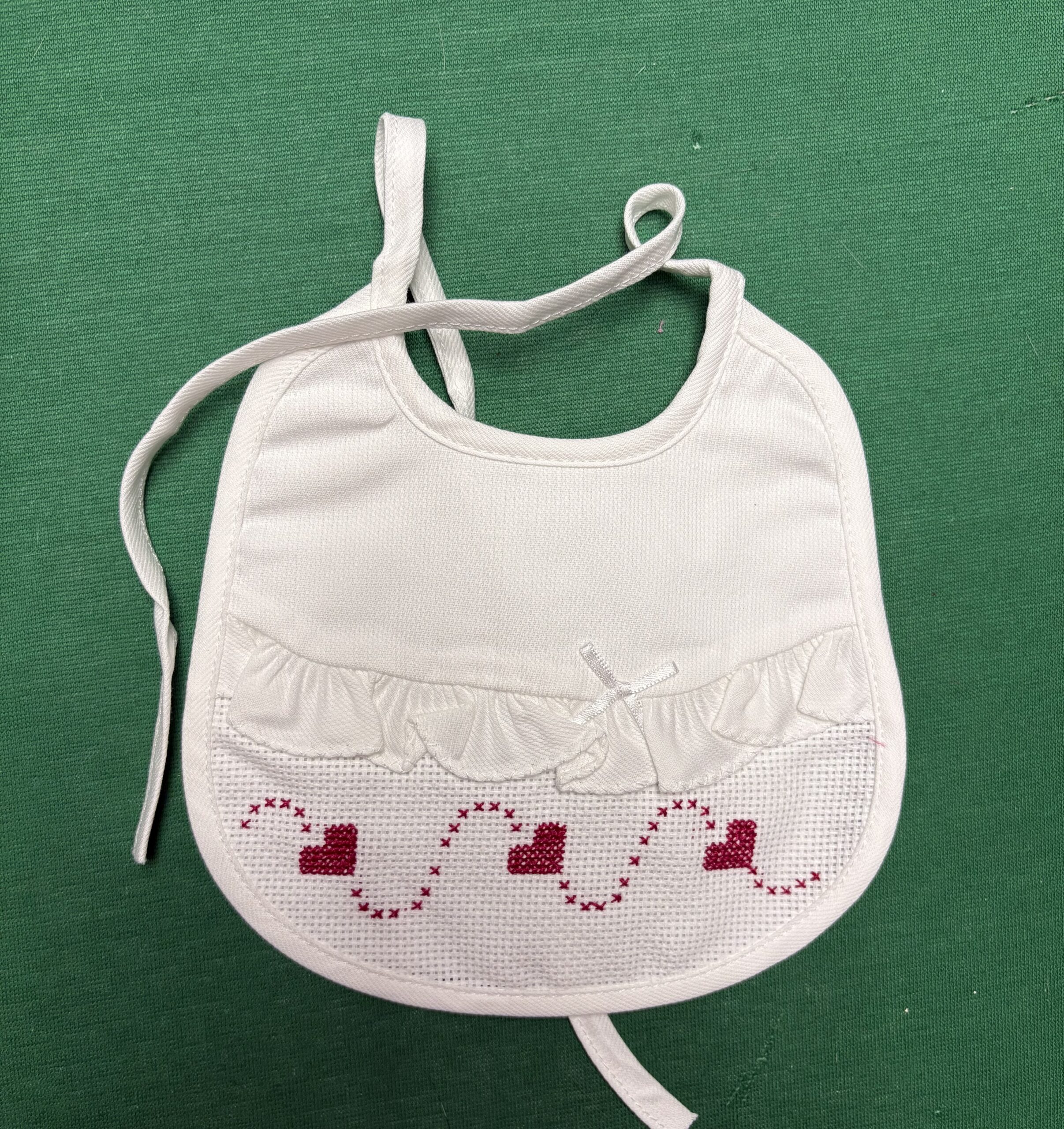 Bavaglino neonato con cuoricini- ricamato a mano