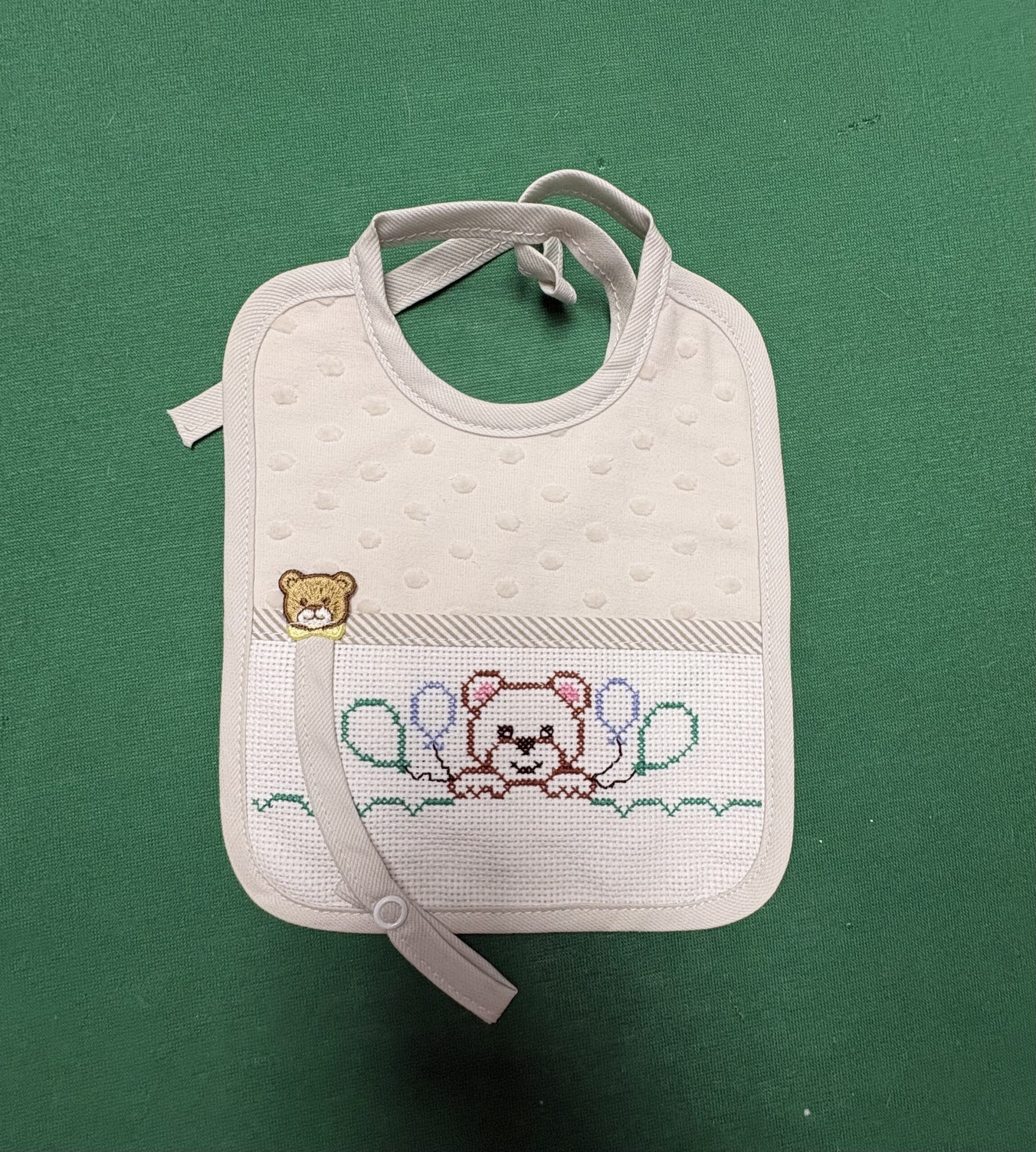 Bavaglino con orsetto ricamato a mano