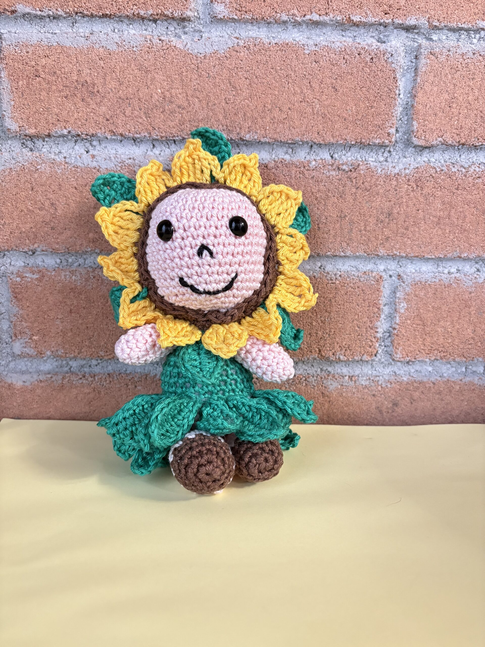 Sunny – bambolina girasole fatta a mano all’uncinetto