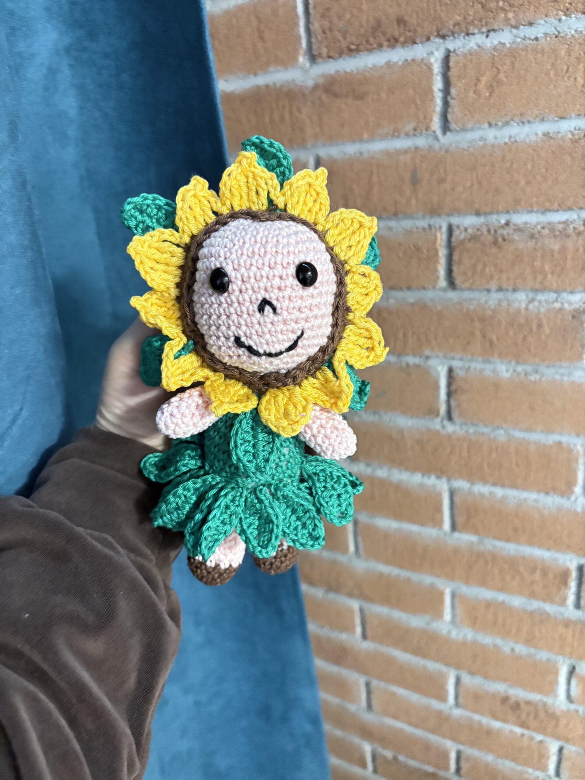 Sunny – bambolina girasole fatta a mano all’uncinetto - immagine 2