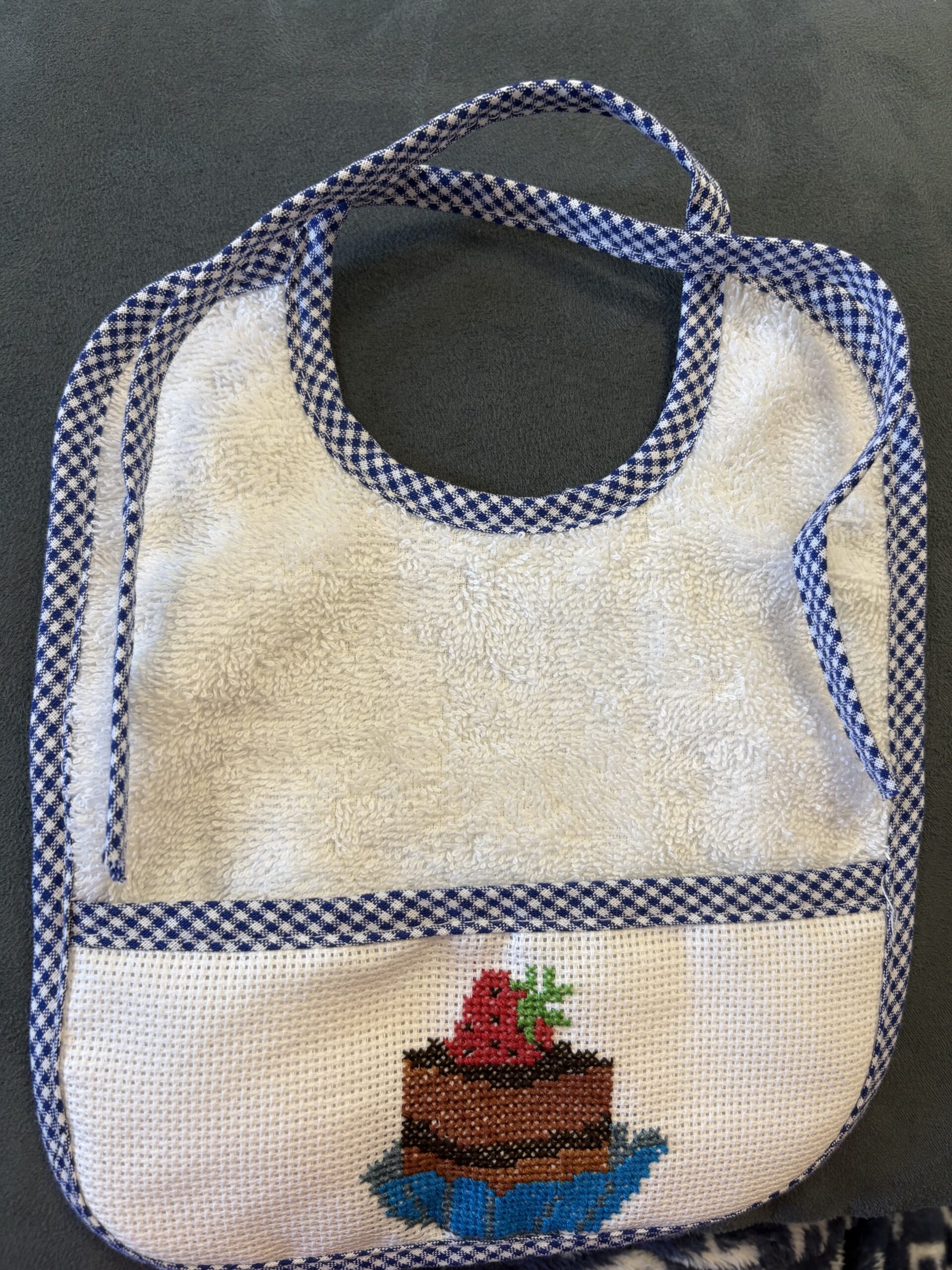 Bavaglino con tortino ricamato a mano