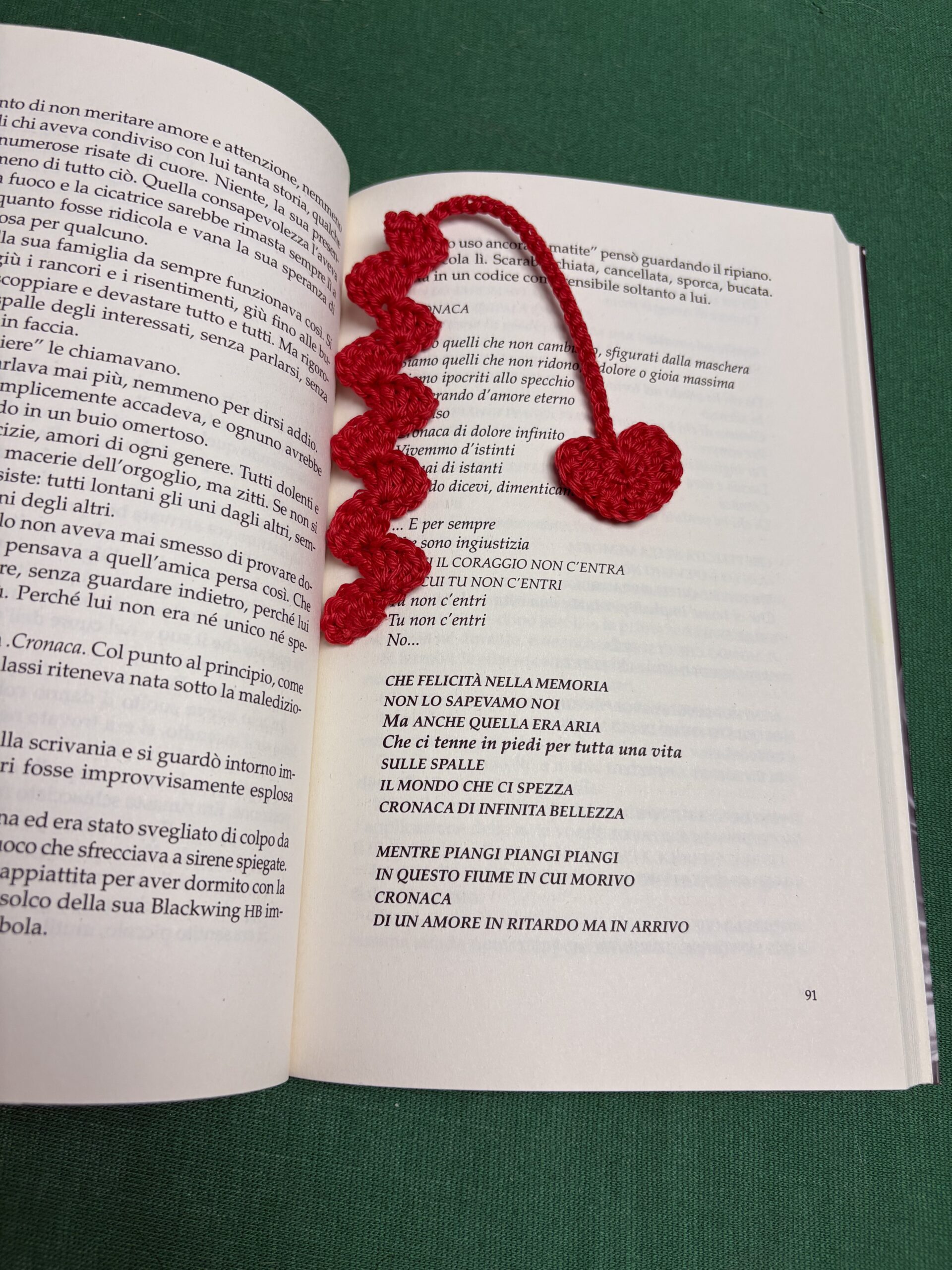 Segnalibro cuore fatto a mano all’uncinetto - immagine 2