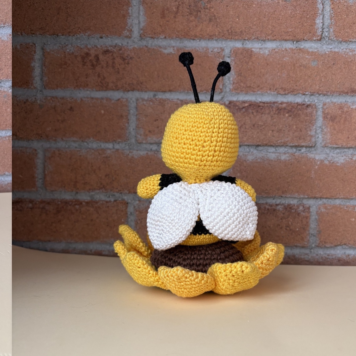 Pina l’Ape sul Girasole – creazione artigianale all’uncinetto unica - immagine 4