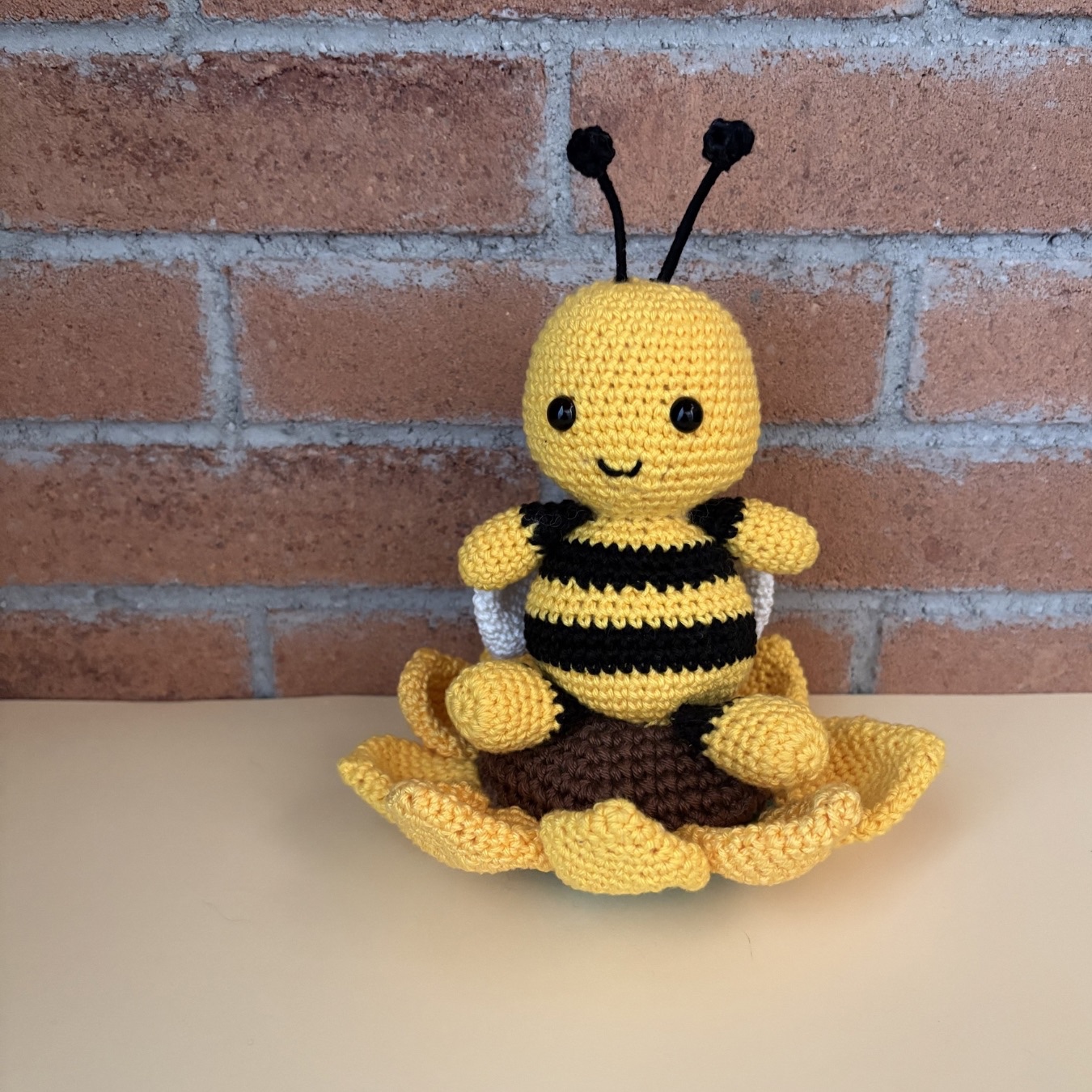 Pina l’Ape sul Girasole – creazione artigianale all’uncinetto unica