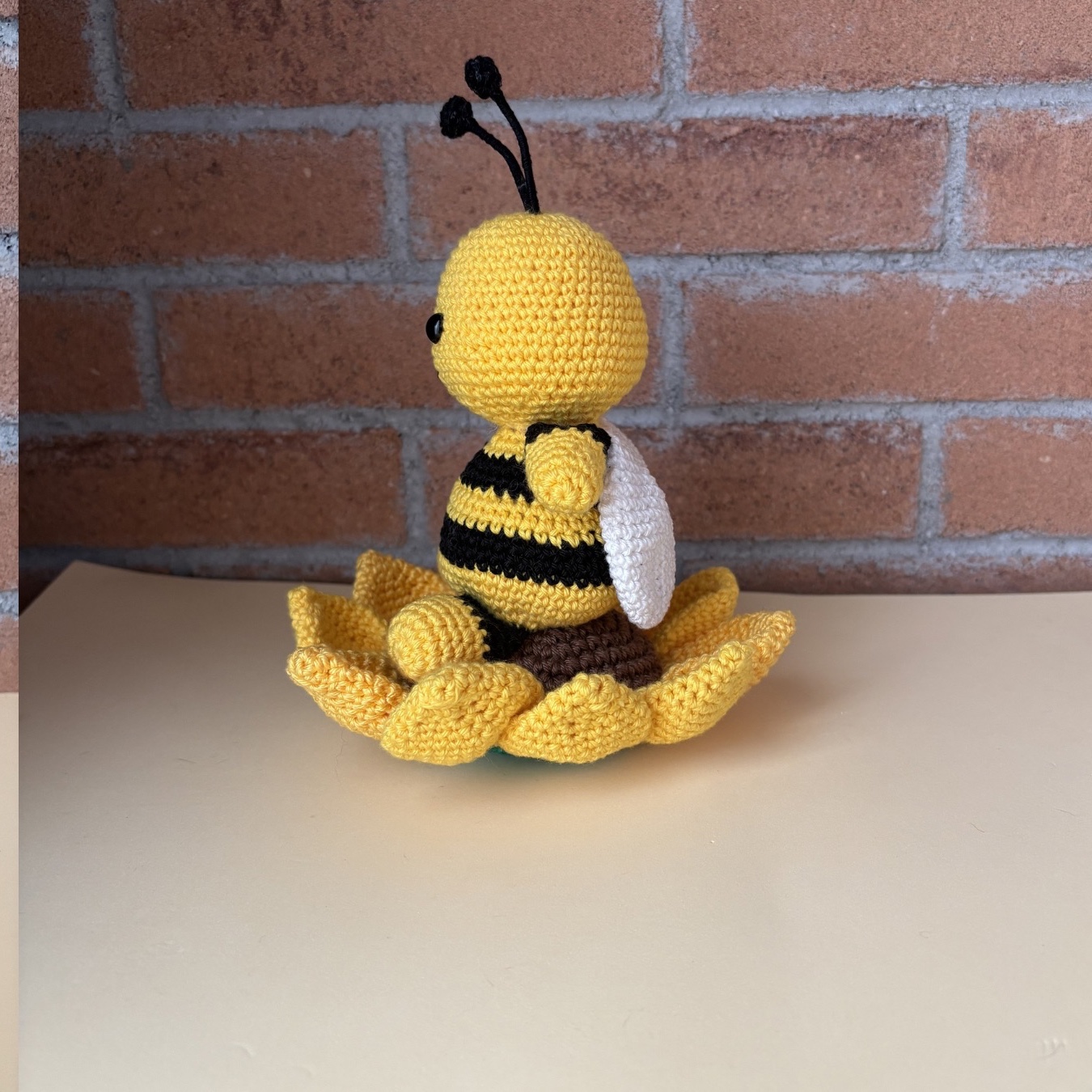 Pina l’Ape sul Girasole – creazione artigianale all’uncinetto unica - immagine 3